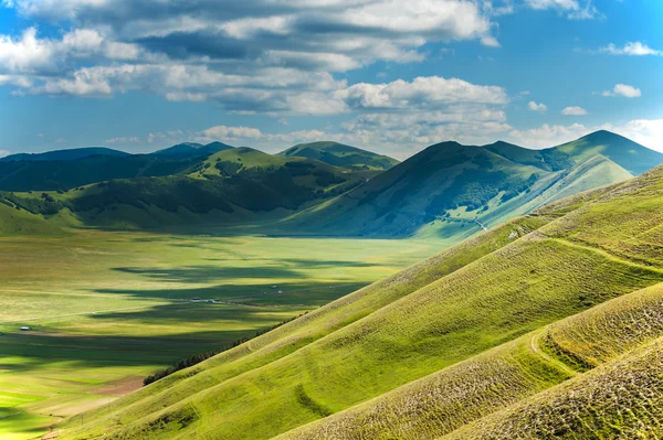 Dağ bahar İtalya peyzaj, Umbria. — Stok fotoğraf