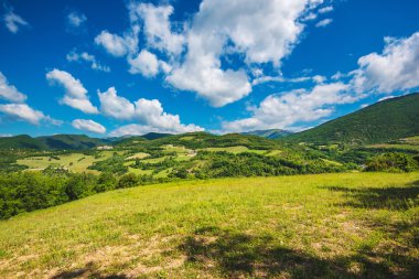 Dağ bahar İtalya peyzaj, Umbria.