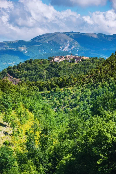 Άνοιξη βουνό στην Ιταλία τοπίο, Umbria. — Φωτογραφία Αρχείου
