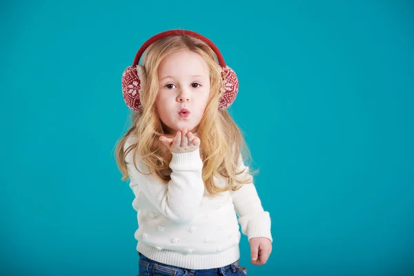 Menina loira bonita em earmuffs de inverno — Fotografia de Stock