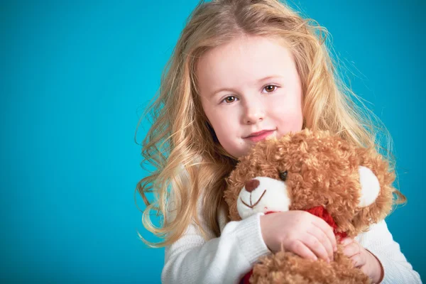 Fabulosa niña abrazando oso de peluche marrón . — Foto de Stock