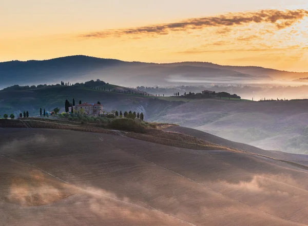 La classica immagine del paesaggio toscano all'alba — Foto Stock