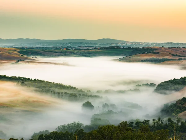 Prachtige natuur zonsopgang op een prachtige Toscaanse landschap — Stockfoto