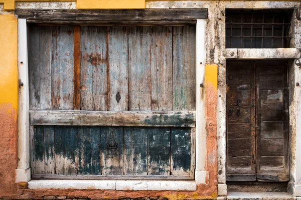 Gamla vintage dörr, fönster och vägg i Venedig, Italien. — Stockfoto