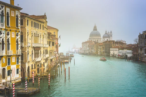 城市景观的威尼斯，水运河与小船. — 图库照片