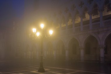 Venedik lambalar gece saat üzerinde St Mark Meydanı.