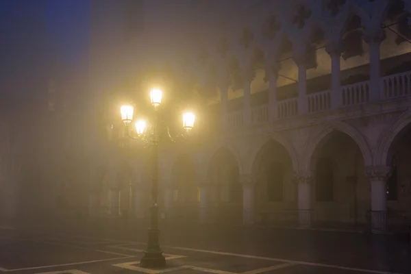 Venedik lambalar gece saat üzerinde St Mark Meydanı. — Stok fotoğraf