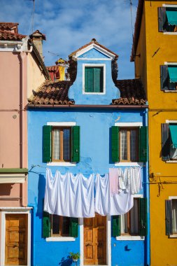 Satırlara Burano evlerde önünde asılı Çamaşırhane.