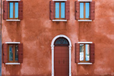 Kapıları ve pencereleri Burano, İtalya ile renkli Cephe Sistemleri.