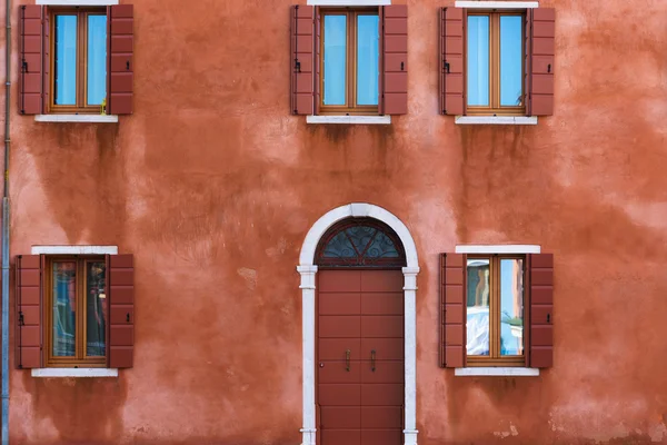 Colorful facades with doors and windows in Burano, Italy. — Stock Photo, Image