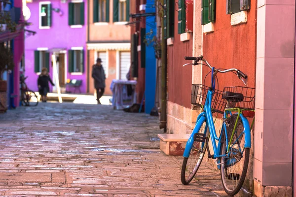 Destruido a veces bicicleta inclinada casa de color en Burano, Ita — Foto de Stock