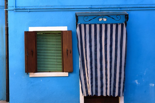Przodu nad morzem dom w kolorze niebieskim — Zdjęcie stockowe