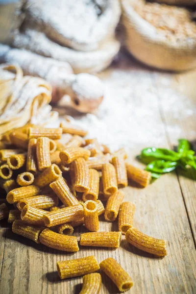 Tubos de pasta y tagliatelle con harina integral . — Foto de Stock