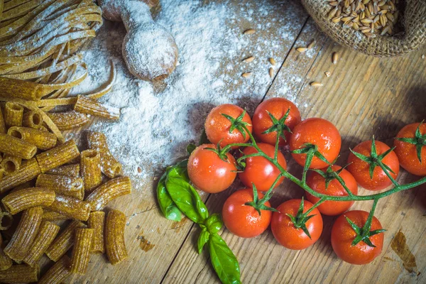 Pastas italianas con harina integral sobre mesa vintage — Foto de Stock