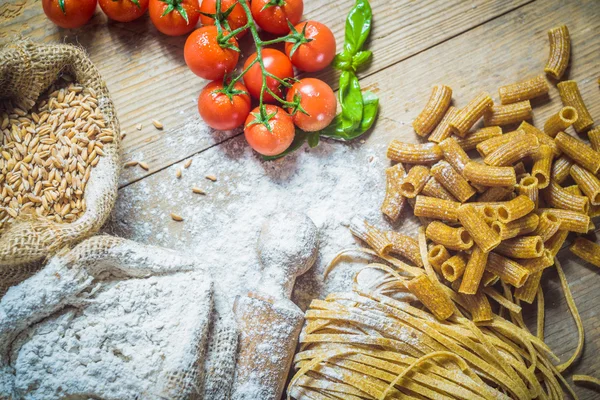 Integral components of tagliatelle pasta ingredients and tomatoe — Stock Photo, Image