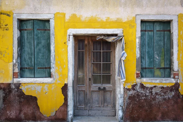 Kolorowe fasady drzwi i okna w Burano, Włochy. — Zdjęcie stockowe