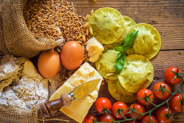 Gnocchi / ravioli con formaggio, basilico e pinoli, pesto. Pas — Foto Stock