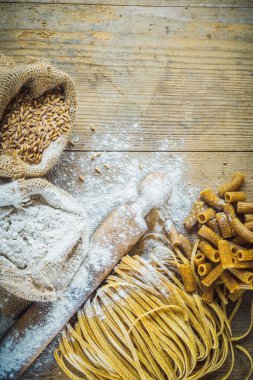 Makarna tüpler ve ayrılmaz un tagliatelle.