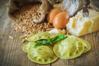 Köfte / peynir, fesleğen ve çam fıstığı, pesto ile mantı. Pas