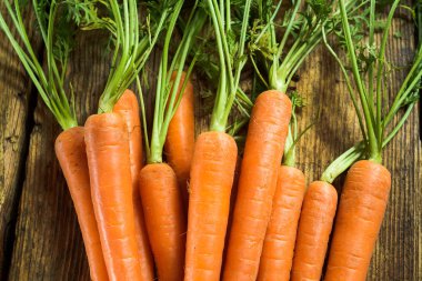 Havuç rustik ahşap bir masa üzerinde sulu demet.