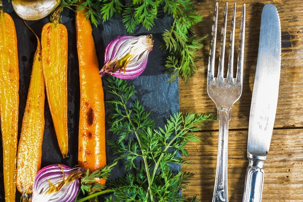 Сочная морковь на гриле с петрушкой и винтажными столовыми приборами — стоковое фото