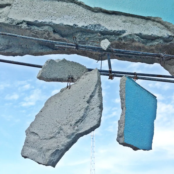 Yok edilen Çimento beton parçaları ile eski duvar