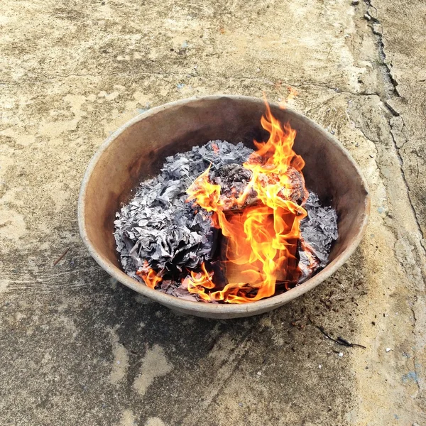 Eski şeyler eski anıları yakıldı yangın için gönderildi