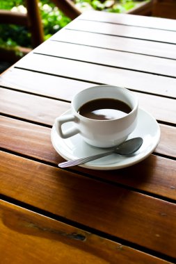 ahşap masa üstünde kahve