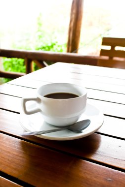 ahşap masa üstünde kahve
