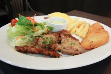 ızgara biftek ve patates ile begetable