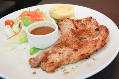 ızgara biftek ve patates ile begetable