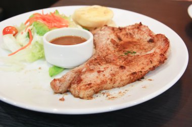 ızgara biftek ve patates ile begetable