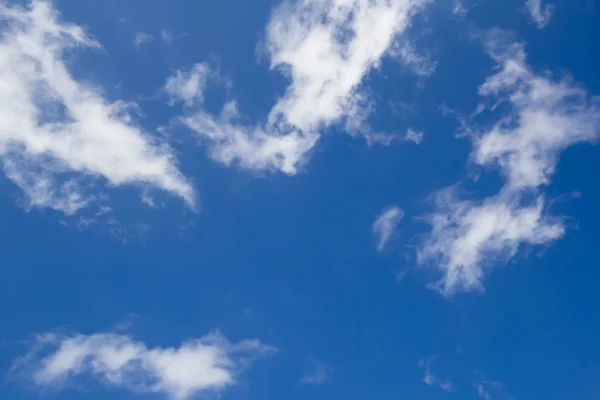 Nuage blanc et ciel bleu — Photo