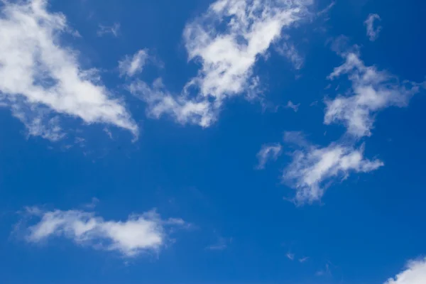 Biała chmura i błękitne niebo — Zdjęcie stockowe