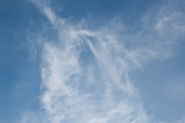 Λευκό σύννεφο και μπλε ουρανός — Φωτογραφία Αρχείου