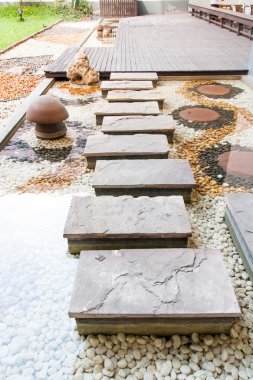 bahçede yürüyüş yolu