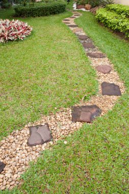 bahçede yürüyüş yolu