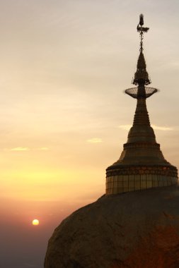 Kyaikhtiyo altın pagoda