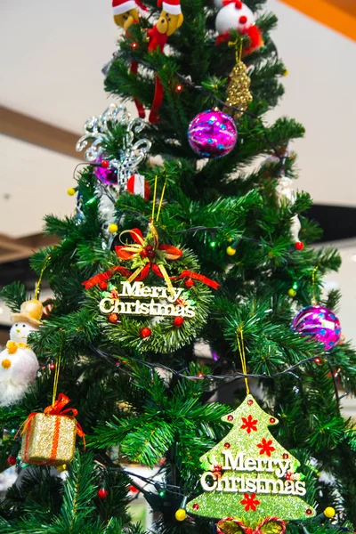 Gift box och chrismas träd — Stockfoto