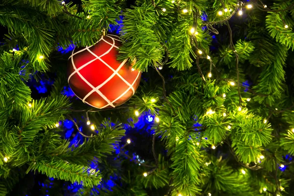 Confezione regalo e albero di Natale — Foto Stock