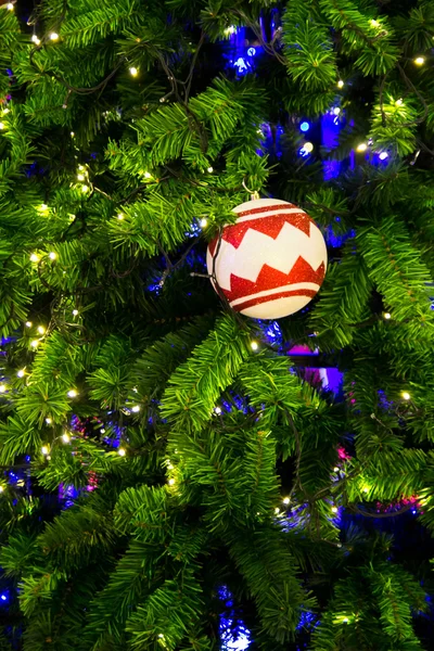 Confezione regalo e albero di Natale — Foto Stock