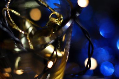 Noel şakası. Soyut tatil odaklanmış arka plan. Noel ağacındaki bulanık ışıklar