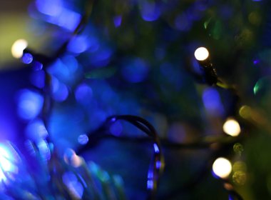 Noel şakası. Soyut tatil odaklanmış arka plan. Noel ağacındaki bulanık ışıklar