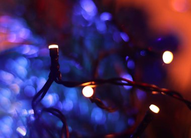 Noel şakası. Soyut tatil odaklanmış arka plan. Noel ağacındaki bulanık ışıklar