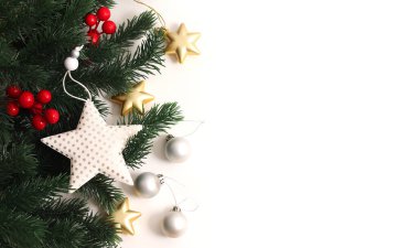 Yılbaşı ağacı dalları ve dekorasyon beyaz izole bir zemin üzerinde metni kopyalayacak bir yer. Noel arkaplanı.