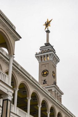 Moskova 'daki Kuzey Nehri İstasyonu' nun mimarisi ve çevresi. İlkbahar 2021.