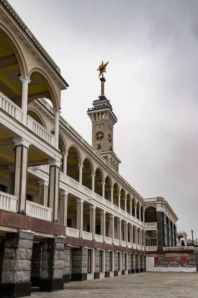 Moskova 'daki Kuzey Nehri İstasyonu' nun mimarisi ve çevresi. İlkbahar 2021.