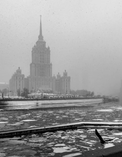 Uitzicht Het Hotel Oekraïne Rivier Moskou Winter Sneeuwval Stad — Stockfoto