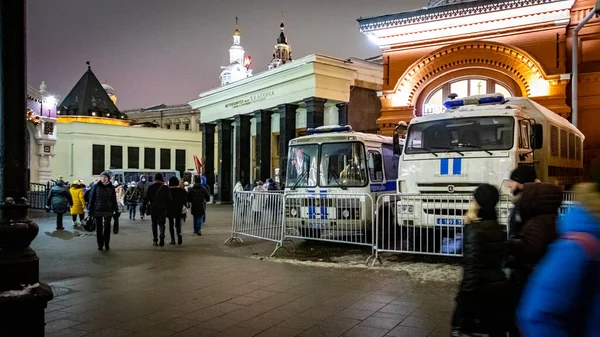 Okhotny Ryad bölgesindeki metro istasyonu. Polis arabaları. Kalabalık