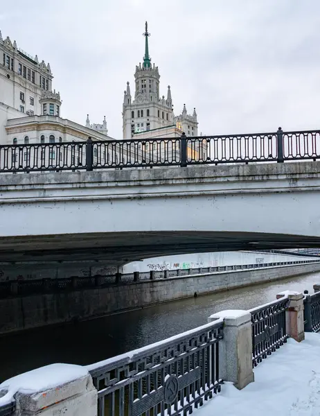 View Stalinist Skyscraper Pedestrian Bridge Kotelnicheskaya Embankment Moscow — Stock Photo, Image